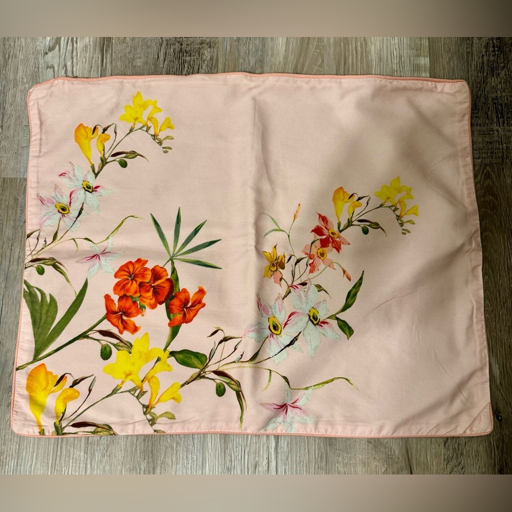 Ted Baker London pillowcase, peach. Floral print. Zip fastening. 100% cotton.